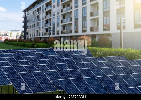 Pannelli solari vicino ad un edificio di appartamenti Foto Stock