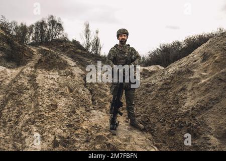 Un soldato in posizione di scavo Foto Stock