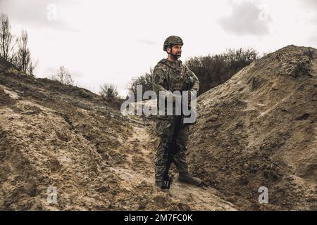 Un soldato in posizione di scavo Foto Stock