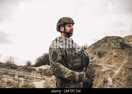 Un soldato in posizione di scavo Foto Stock