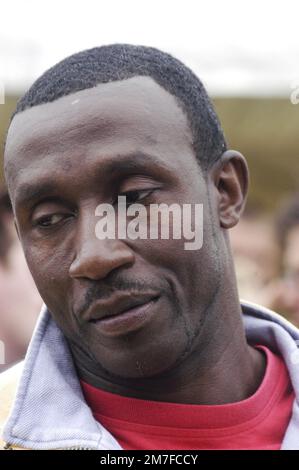 LINFORD CHRISTIE, RITRATTO, 2003: Atleta velocista campione olimpico LINFORD CHRISTIE. Red Dragon FM Party in the Park, Coopers Field, Cardiff, luglio 2003. Fotografia: ROB WATKINS. INFORMAZIONI: Linford Christie è un ex velocista britannico nato il 2 aprile 1960. È rinomato per i suoi risultati nei 100 metri, tra cui la vittoria dell'oro alle Olimpiadi di Barcellona del 1992 e il più antico campione olimpico dell'evento. Foto Stock