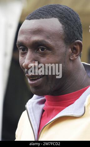 LINFORD CHRISTIE, RITRATTO, 2003: Atleta velocista campione olimpico LINFORD CHRISTIE. Red Dragon FM Party in the Park, Coopers Field, Cardiff, luglio 2003. Fotografia: ROB WATKINS. INFORMAZIONI: Linford Christie è un ex velocista britannico nato il 2 aprile 1960. È rinomato per i suoi risultati nei 100 metri, tra cui la vittoria dell'oro alle Olimpiadi di Barcellona del 1992 e il più antico campione olimpico dell'evento. Foto Stock