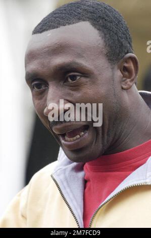 LINFORD CHRISTIE, RITRATTO, 2003: Atleta velocista campione olimpico LINFORD CHRISTIE. Red Dragon FM Party in the Park, Coopers Field, Cardiff, luglio 2003. Fotografia: ROB WATKINS. INFORMAZIONI: Linford Christie è un ex velocista britannico nato il 2 aprile 1960. È rinomato per i suoi risultati nei 100 metri, tra cui la vittoria dell'oro alle Olimpiadi di Barcellona del 1992 e il più antico campione olimpico dell'evento. Foto Stock