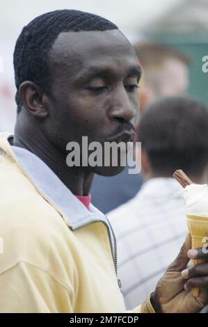 LINFORD CHRISTIE, RITRATTO, 2003: Atleta velocista campione olimpico LINFORD CHRISTIE. Red Dragon FM Party in the Park, Coopers Field, Cardiff, luglio 2003. Fotografia: ROB WATKINS. INFORMAZIONI: Linford Christie è un ex velocista britannico nato il 2 aprile 1960. È rinomato per i suoi risultati nei 100 metri, tra cui la vittoria dell'oro alle Olimpiadi di Barcellona del 1992 e il più antico campione olimpico dell'evento. Foto Stock