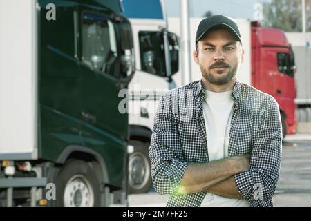 Conducente del carrello in piedi davanti ai carrelli Foto Stock