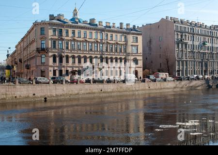 ST. SAN PIETROBURGO, RUSSIA - 13 APRILE 2019: Vecchio edificio di appartamenti sul terrapieno del canale di Griboyedov in una giornata di sole primavera. Ingorghi di traffico Foto Stock