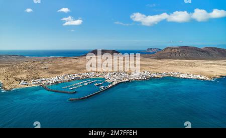 Vista panoramica, scatto aereo di la Graciosa, isola vulcanica circondata dall'Oceano Atlantico, foto scattata dall'Isola di Lanzarote, Isole Canarie di Spa Foto Stock