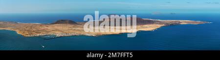 Vista grandangolare dall'alto, ripresa aerea di la Graciosa, isola vulcanica circondata dall'Oceano Atlantico, foto scattata dall'isola di Lanzarote, Canarie Foto Stock