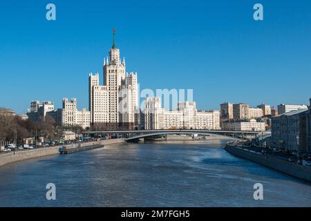 Mosca, Russia - 11 aprile 2019. Vista del grattacielo dal fiume Moskva, argine di Kotelnicheskaya. Luogo turistico di Mosca Foto Stock