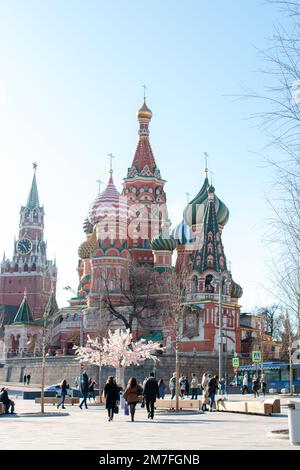 Mosca, Russia - 11 aprile 2019 Cattedrale di Basilio, le mura del Cremlino e la torre sulla Piazza Rossa. Luoghi turistici Foto Stock