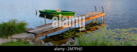 Barca su Molo di legno, Hopfen am See, Allgäu, Baviera, Germania, Europa Foto Stock