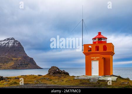 Faro vicino al villaggio di Bolungarvik vicino al fiordo Isafjardjup nel Nord Islanda Foto Stock