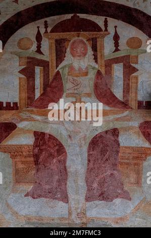 La Santissima Trinità, con Dio Padre in trono, il Cristo crocifisso e la colomba dello Spirito Santo: Tardo 1400s affresco rinascimentale dell'artista itinerante lombardo Cristoforo i Baschenis sul fronte ovest della Chiesa di Sant'Antonio Abate o Chiesa di Sant'Antonio Abate a Pelugo, Trentino-Alto Adige, Italia. Foto Stock