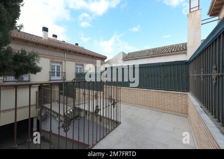 Corridoio esterno di una casa singola semi-indipendente su una rampa di accesso ai garage della comunità Foto Stock