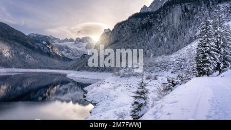 Bel paesaggio invernale innevato con la montagna di Dachstein e Gosausee in Austria vicino Hallstatt . Foto Stock