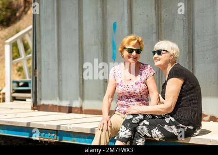 Due donne anziane sono felici di incontrarsi Foto Stock