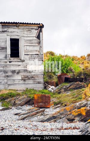 Capanna di legno con tetto in lamiera e senza porta a Ushuaia, Tierra del Fuego, Argentina Foto Stock