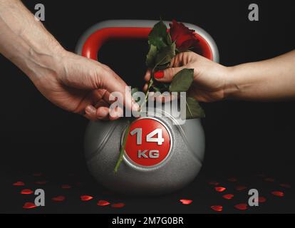 Uomo che dona rosa rossa e kettlebell pesante ad una donna come regalo per San Valentino. Foto Stock