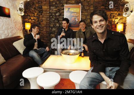 Rhodri Owen (primo piano) al Soda Bar con i suoi compagni (L-R) Alun Williams, Rhydian Bowen-Phillips e Adrian Gee. Fotografia: ROB WATKINS 150205 Foto Stock