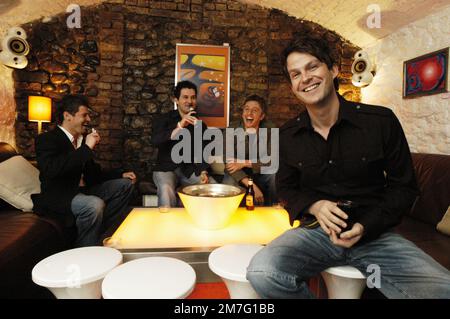 Rhodri Owen (primo piano) al Soda Bar con i suoi compagni (L-R) Alun Williams, Rhydian Bowen-Phillips e Adrian Gee. Fotografia: ROB WATKINS 150205 Foto Stock