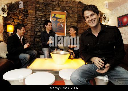 Rhodri Owen (primo piano) al Soda Bar con i suoi compagni (L-R) Alun Williams, Rhydian Bowen-Phillips e Adrian Gee. Fotografia: ROB WATKINS 150205 Foto Stock