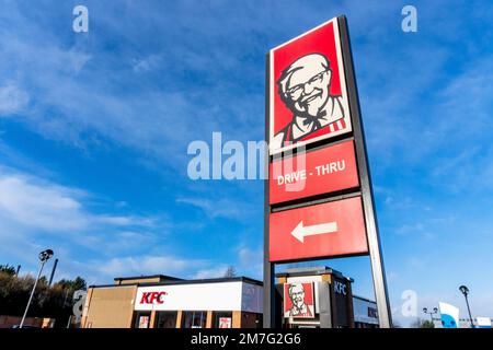Cartello con il logo di KFC, Kentucky Fried Chicken, fast food americano, con la scritta "Drive Thru", Irvine, Ayrshire, Regno Unito Foto Stock