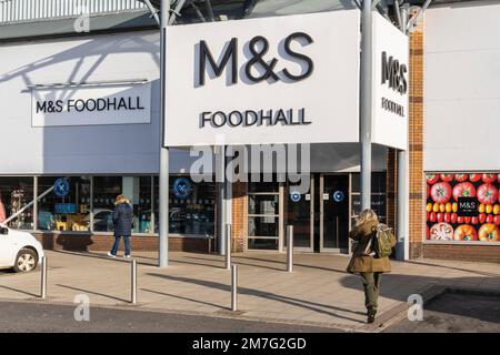 Ingresso a Marks and Spencer, M and S, sala ristoro, negozio outlet specializzato in cibi freschi, vini, liquori e panetteria, Irvine, Ayrshire, REGNO UNITO. Foto Stock