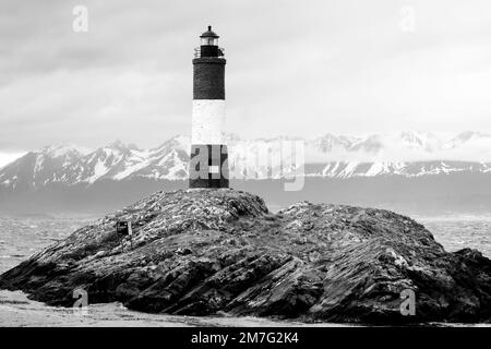 Il faro Les Eclaireurs si trova nel canale di Beagle, a Ushuaia, nella Tierra del Fuego, in Argentina. Fotografia in bianco e nero Foto Stock