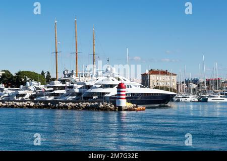 Zadar, Croazia - 6 novembre 2022: Yacht di lusso nel porto turistico di Zadar sulla bellissima costa del mare Adriatico, Croazia, vacanze estive Foto Stock