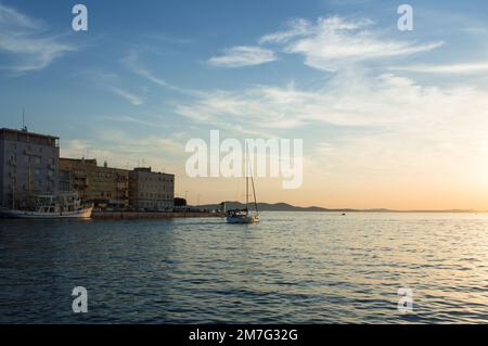 Zara, Croazia - 23 luglio 2022: Navigazione sul mare Adriatico durante il tramonto, a Zara, Croazia Foto Stock