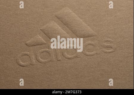 New york, USA - 5 gennaio 2022: Logo Adidas azienda su cartone riciclato scatola carta stampa primo piano vista Foto Stock