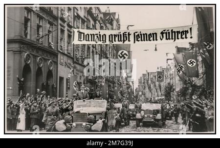 Adolf Hitler a Danzig ( Gdańsk ) “DANZIG SALUTA IL SUO LEADER” Polonia 1939 invasione occupazione con bandiere di svastika e Heil Hitler saluta con una flotta di automobili Mercedes sfilando dalle forze di occupazione Foto Stock