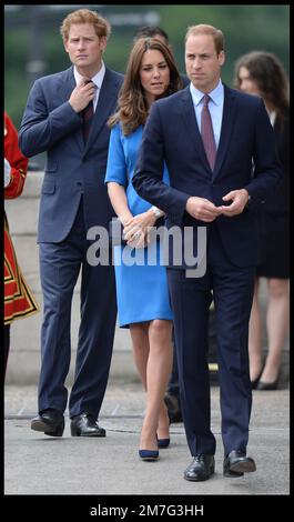 Immagine ©concesso in licenza a Parsons Media. 09/01/2023. Londra, Regno Unito. Principe William e Principe Harry . Immagine ©concesso in licenza a Parsons Media. 05/08/2014. Londra, Regno Unito. Duca e Duchessa di Cambridge e il Principe Harry il Duca e la Duchessa di Cambridge e il Principe Harry visitano l'installazione del papavero della Torre di Londra "Blood Swept Lands and Seas of Red" nel fossato della Torre di Londra. Foto di Andrew Parsons / Parsons Media Foto Stock