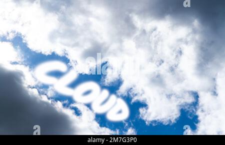 Nuvola scritta nel cielo estivo. Cumulus nuvole su uno sfondo blu. Poco nuvoloso.. Foto Stock