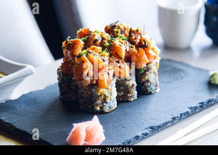 Makis di sushi al salmone in un ristorante giapponese a Tokyo. Foto Stock