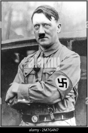 ARCHIVIO 1932 Adolf Hitler NSDAP in uniforme SA indossando una fascia da braccio swastika in occasione di un raduno politico per decidere le elezioni presidenziali del Reich Hitler divenne successivamente Cancelliere della Germania. L'ascesa al potere. 1930s Germania nazista Foto Stock