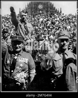 Adolf Hitler 1930s ad un raduno della Germania nazista di Norimberga con Hermann Goring in primo piano. Una poppa Adolf Hitler in uniforme SA che dà un saluto Heil Hitler Foto Stock