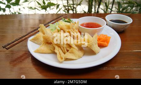 Gnocchi WAN fritti. Won ton è un impasto molto sottile e farcito molto comune nella cucina cinese. Foto Stock