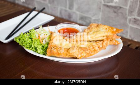 Gnocchi WAN fritti. Won ton è un impasto molto sottile e farcito molto comune nella cucina cinese. Foto Stock