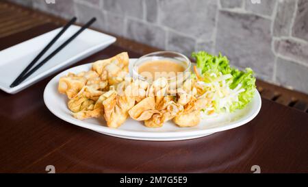 Gnocchi WAN fritti. Won ton è un impasto molto sottile e farcito molto comune nella cucina cinese. Foto Stock