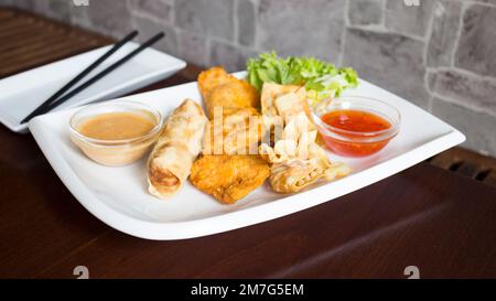 Gnocchi WAN fritti. Won ton è un impasto molto sottile e farcito molto comune nella cucina cinese. Foto Stock