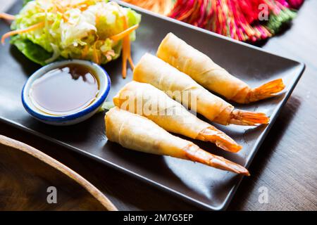 Gnocchi WAN fritti. Won ton è un impasto molto sottile e farcito molto comune nella cucina cinese. Foto Stock