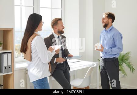 Colleghi d'affari che discutono idee e brainstorming in ufficio Foto Stock