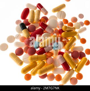 Mucchio di diversi medicamenti pillole, capsule, isolato su sfondo bianco Foto Stock