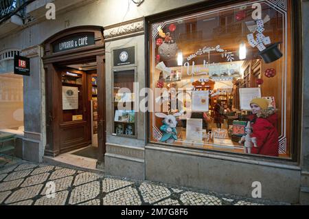 Libreria Bertrand (la più antica libreria del mondo, dal 1732) a Rua Garret, Lisbona, Portogallo Foto Stock