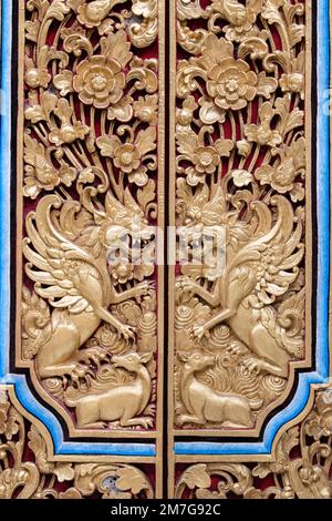 Indonesia, Bali. Tradizionale villaggio artigianale di Ubud. Porte in legno scolpito balinese. Foto Stock