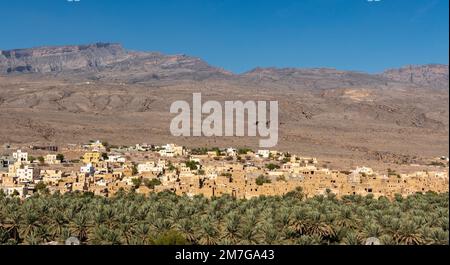 Abbandonata città fantasma di al Hamra con Hajar Montagne sullo sfondo, Oman Foto Stock