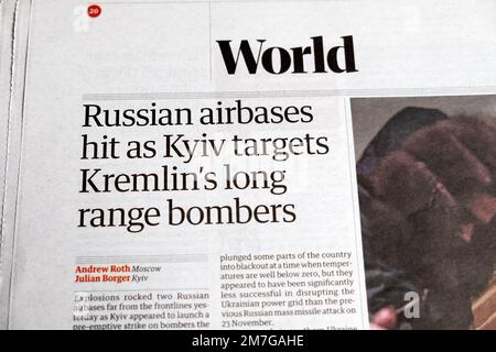 'Le basi aeree russe hanno colpito come Kyiv obiettivi Kremlin a lungo raggio bombardieri ' Russia Ucraina guerra Guardian giornale titolo 7 dicembre 2022 Londra Regno Unito Gran Bretagna Foto Stock