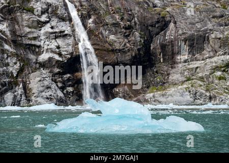 USA, Alaska, Stikine-LaConte Wilderness, ghiacciaio LaConte. Iceberg di fronte alla cascata. Foto Stock