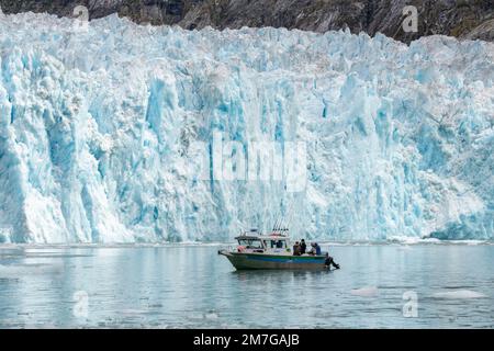 USA, Alaska, Stikine-LaConte Wilderness, ghiacciaio LaConte. Barche da pesca vista lungo la faccia del ghiacciaio. Foto Stock